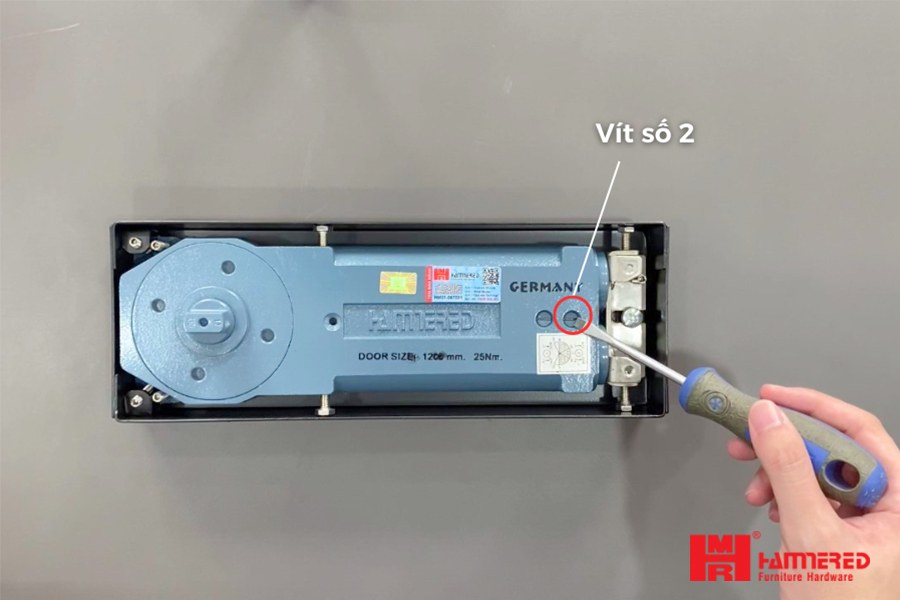 Điều chỉnh bản lề cửa kính