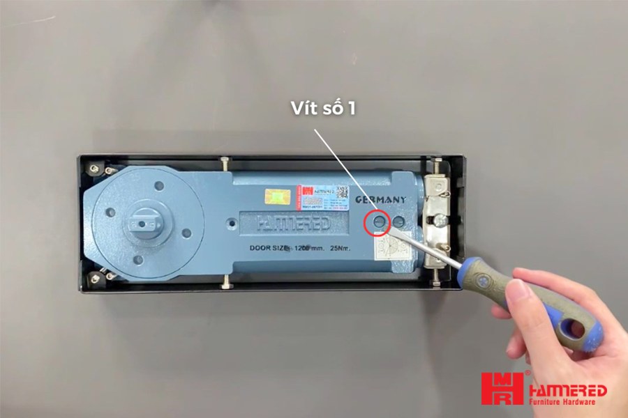 Điều chỉnh bản lề cửa kính