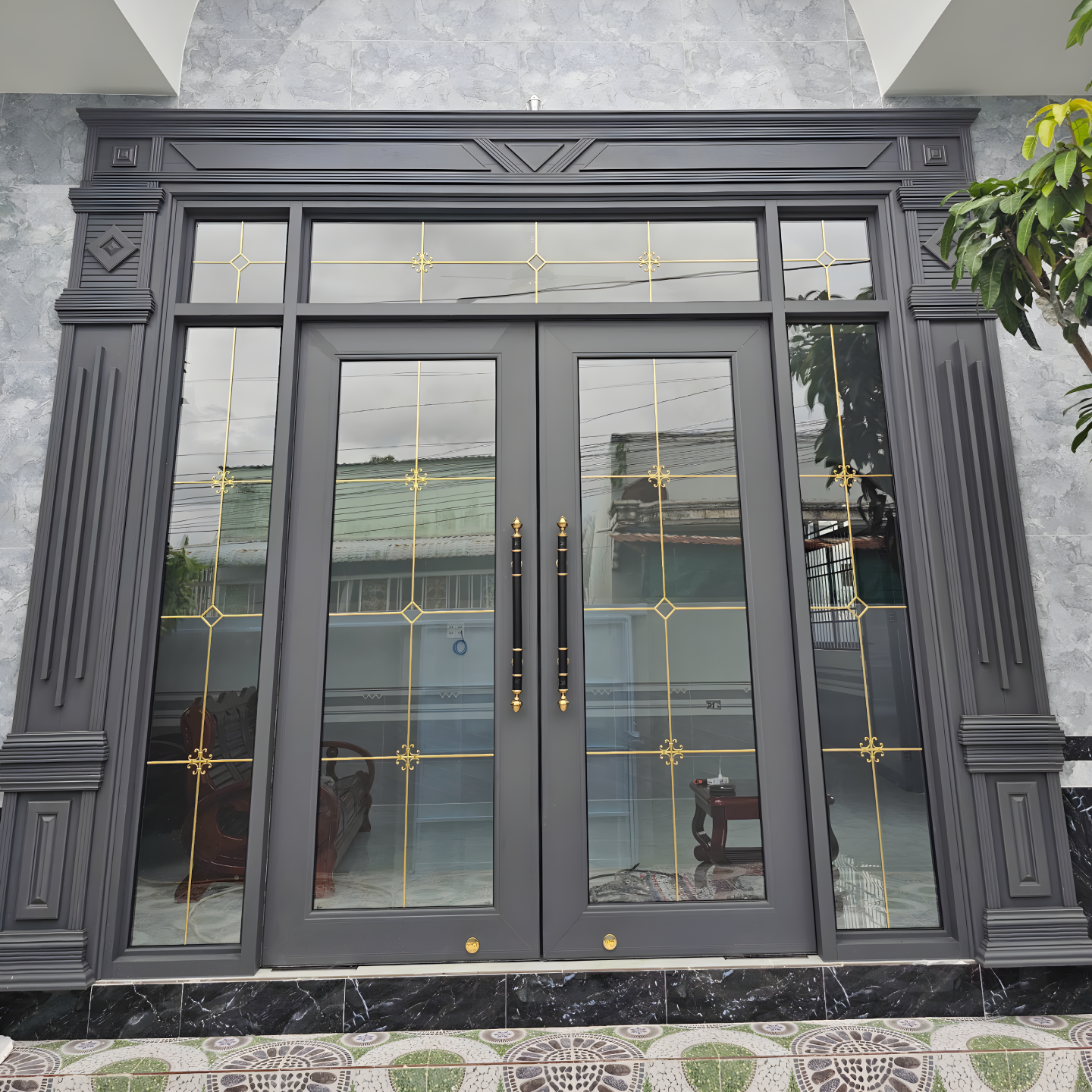Tay nắm góp phần tạo điểm nhấn cho cửa